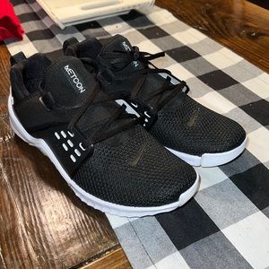 Black and white comfy running shoes. perfect condition. worn 3 times max